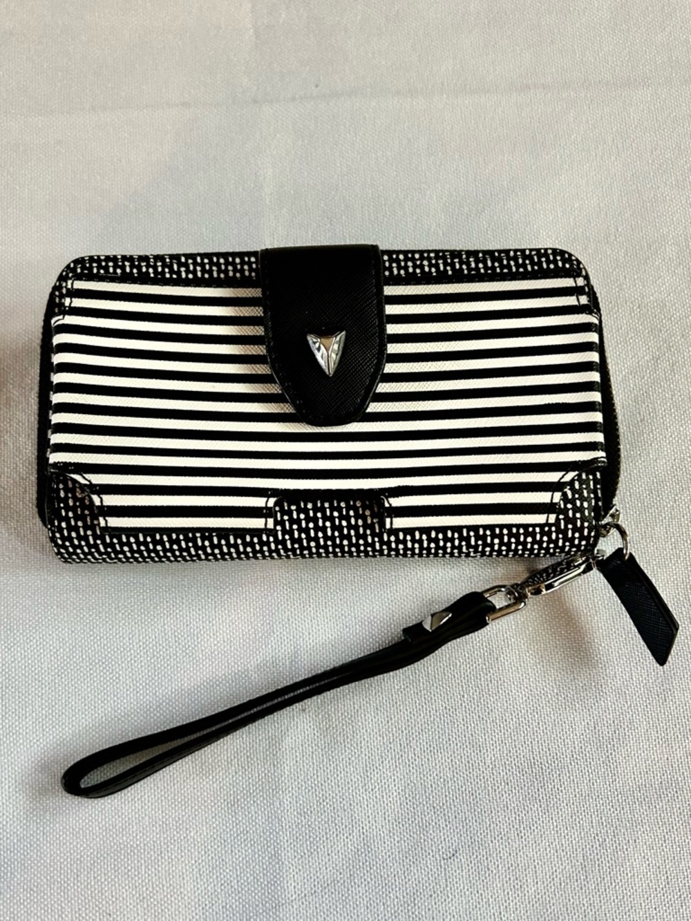 Stella & Dot Madison Tech Black White Patterned Zip Close Wristlet Wallet EUC